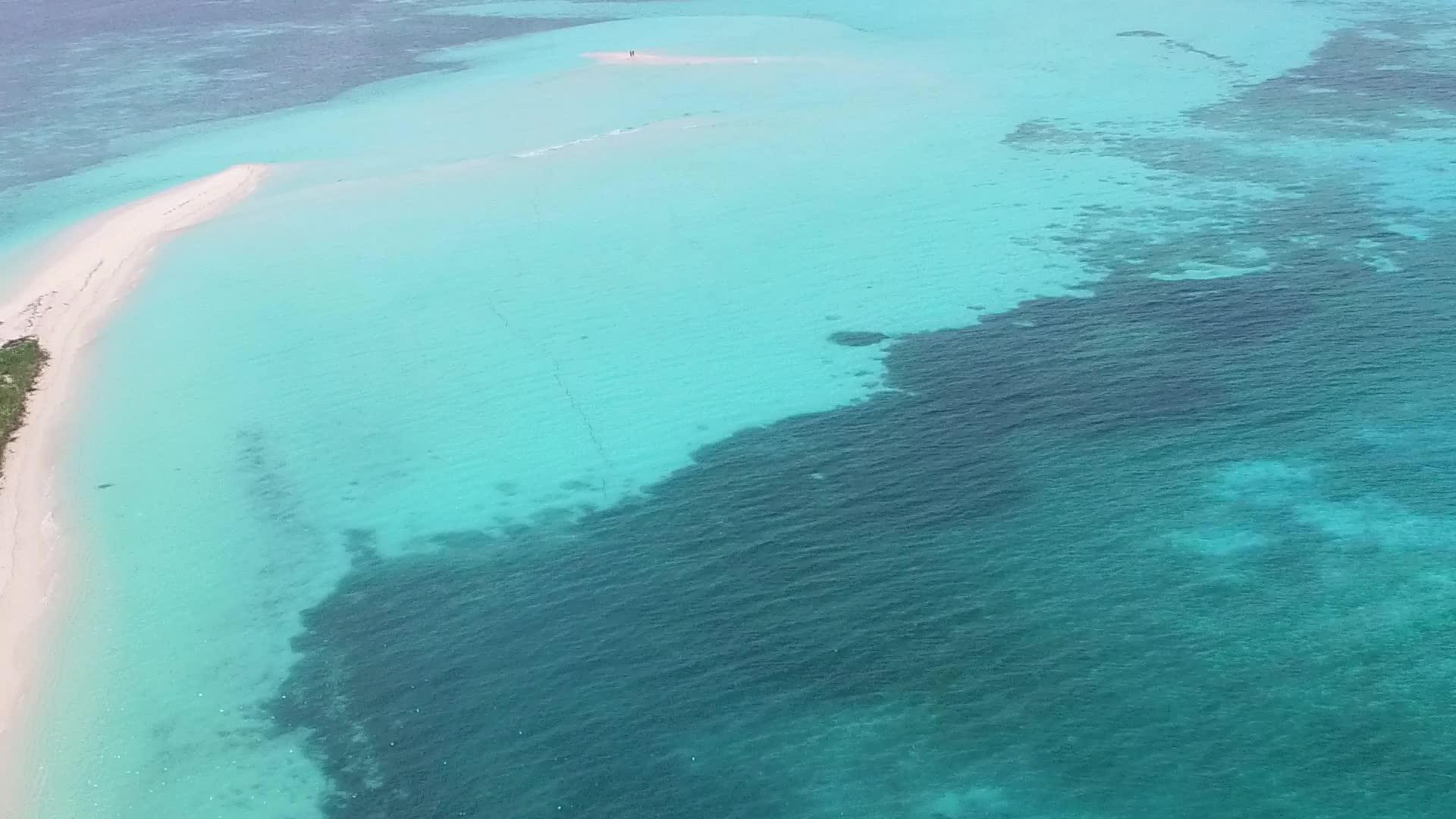 热带海岸海滩打破了蓝海和白色海滩的背景视频的预览图
