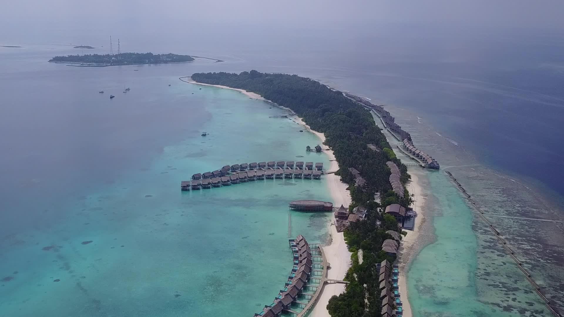 以蓝色环礁湖为例以白色沙子为背景放松海岸线海滩之旅视频的预览图
