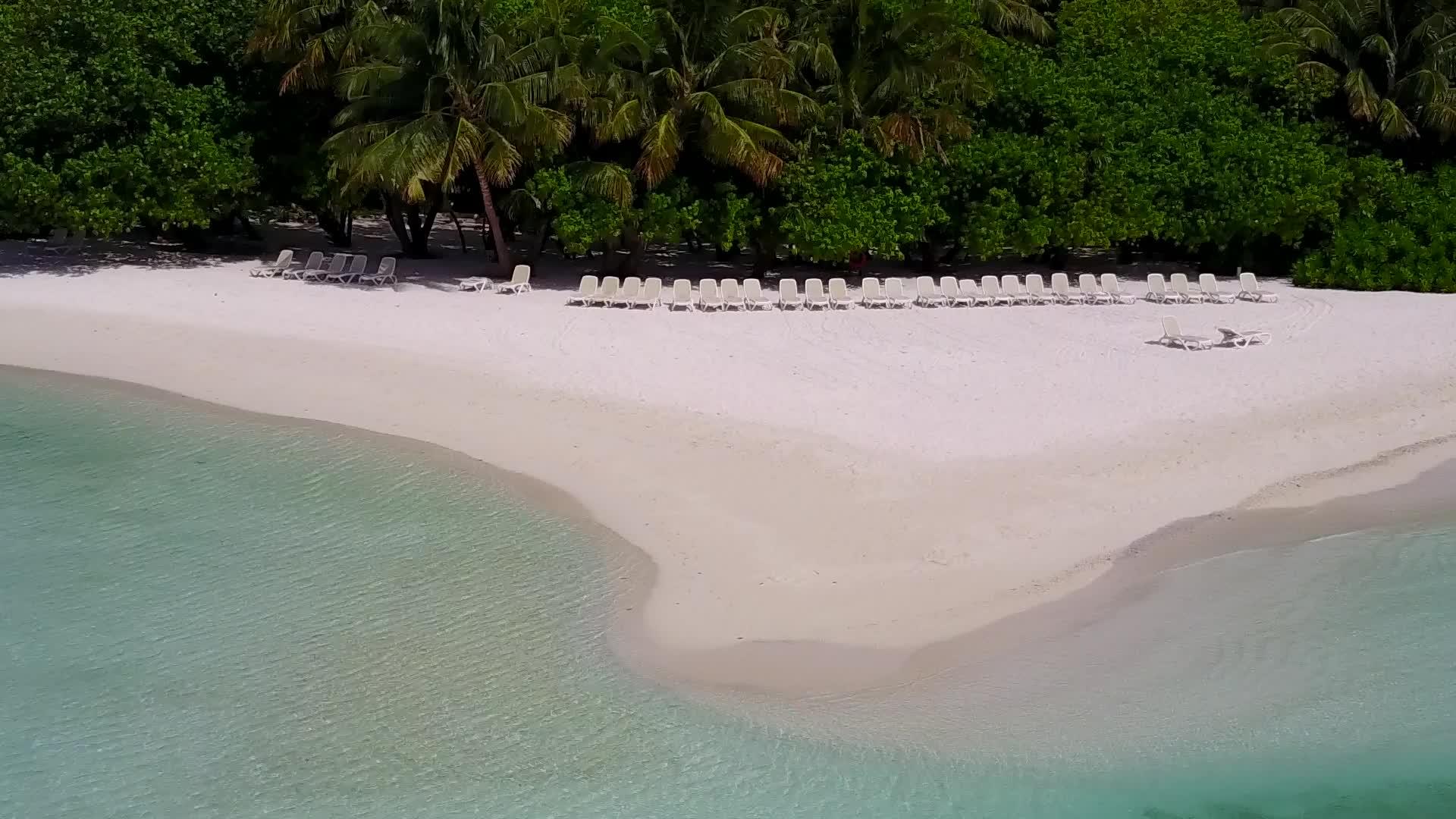 白色海滩背景的绿色绿色海洋美丽的旅游海滩时间在空中无人驾驶视频的预览图