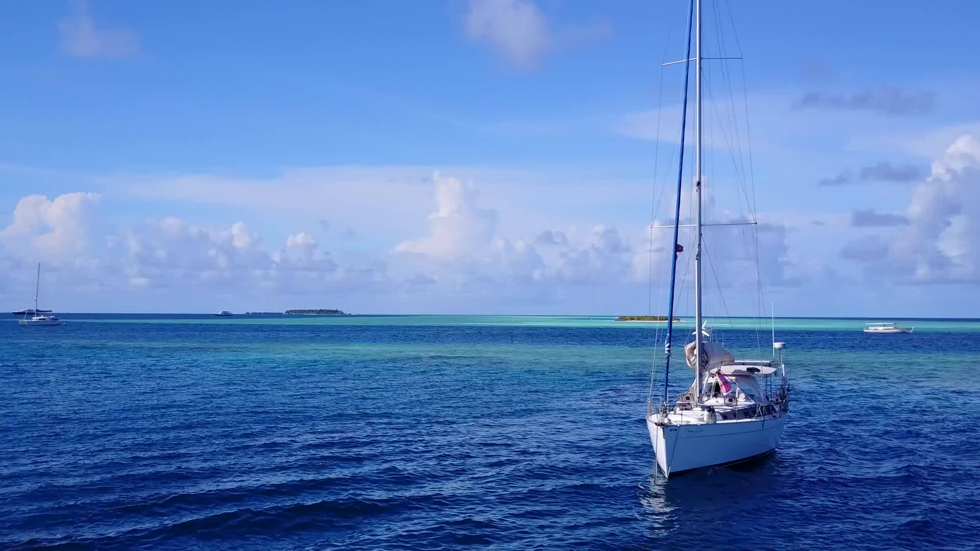 白色沙底蓝海豪华海滨海滩度假空气纹理有白色沙底蓝色背景视频的预览图