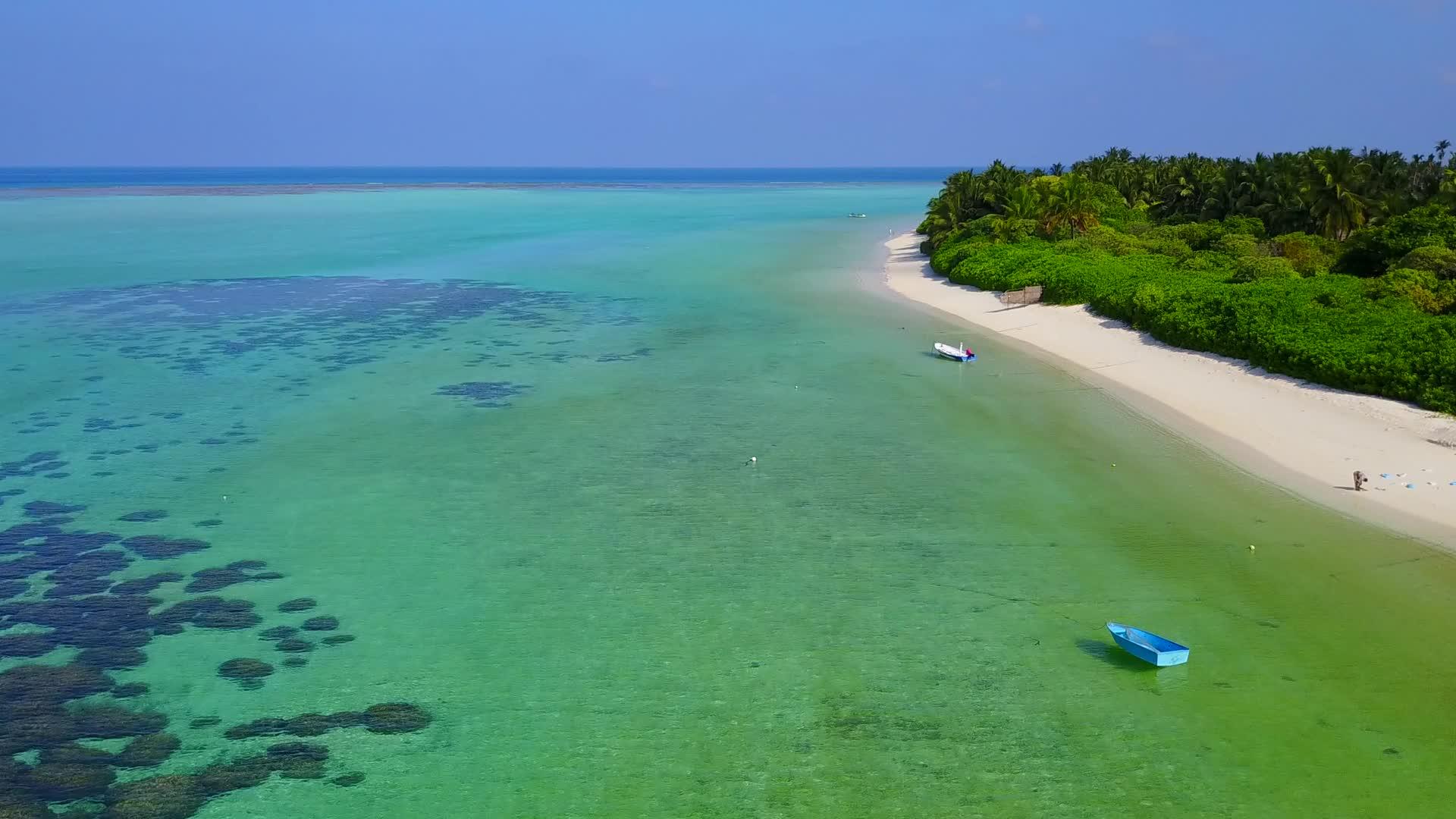 白沙背景蓝海田园诗般的海湾海滩在空中全景航行视频的预览图