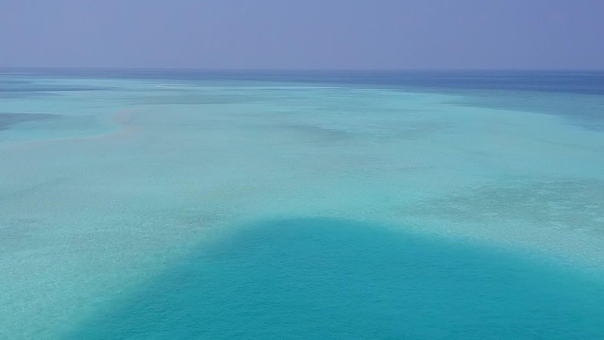 宁静度假胜地海滩由白沙背景的绿松石环礁湖组成视频的预览图