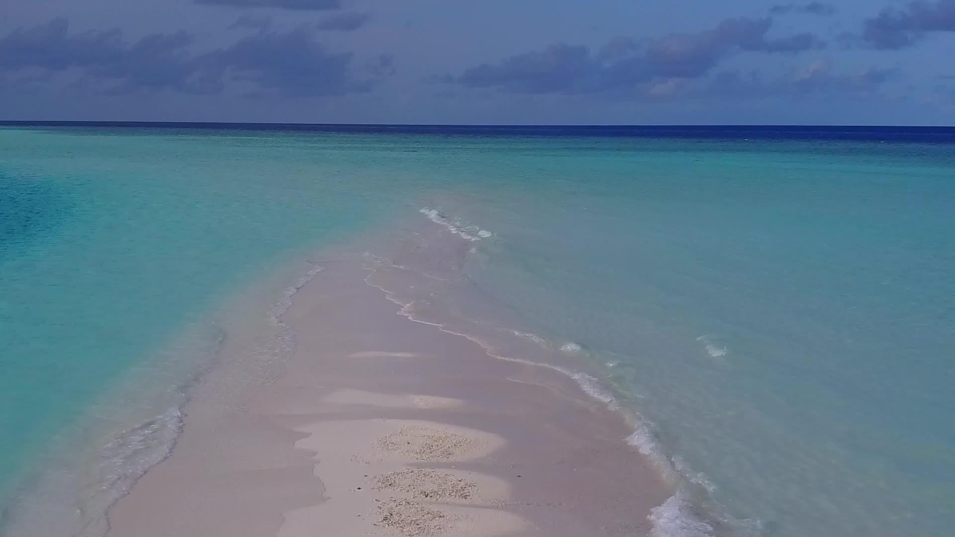 热带海岸海滩度假期间使用清水和白色沙土背景的清水视频的预览图