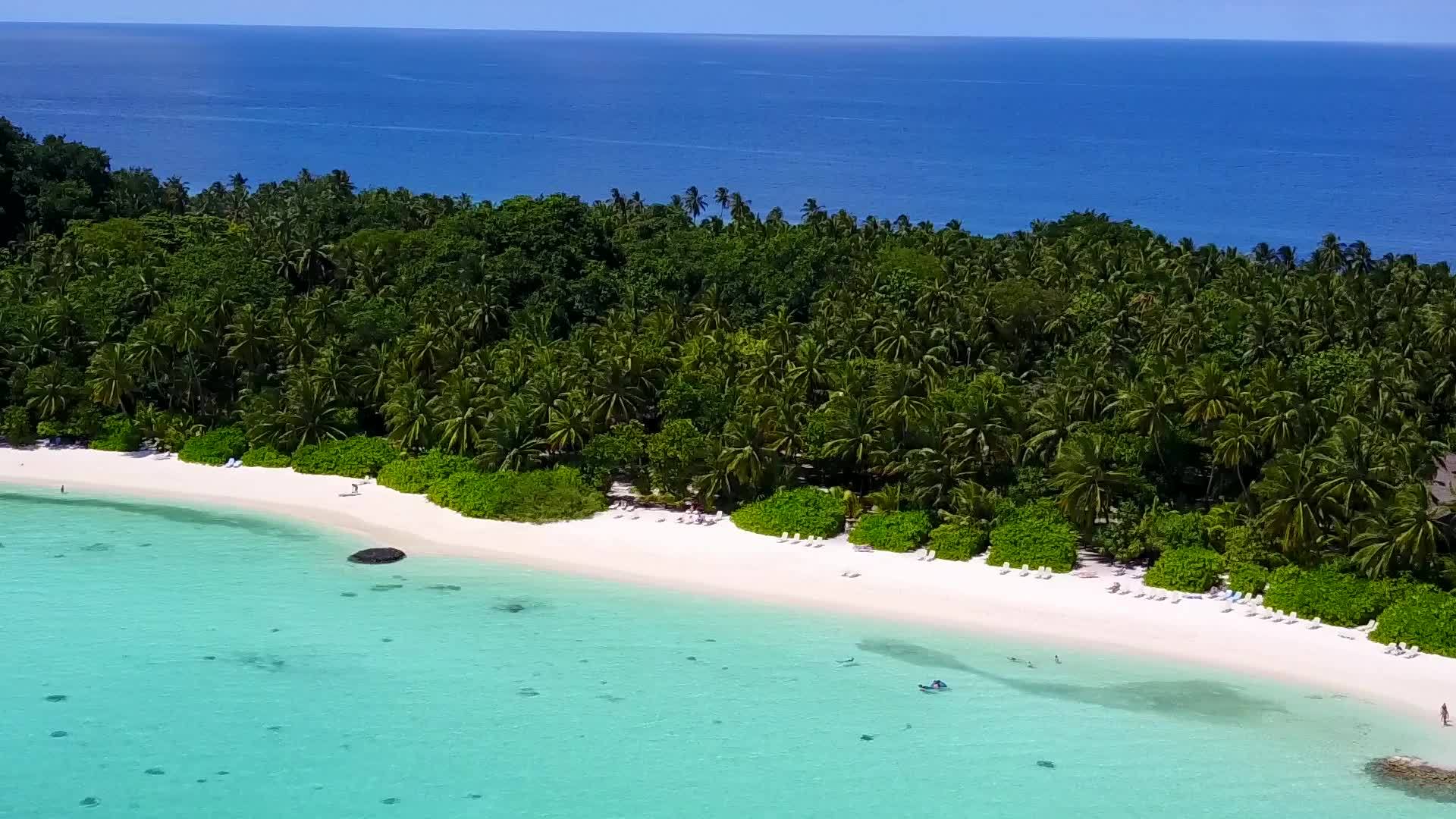 蓝色水和白色沙色背景的海洋海岸海滩度假视频的预览图