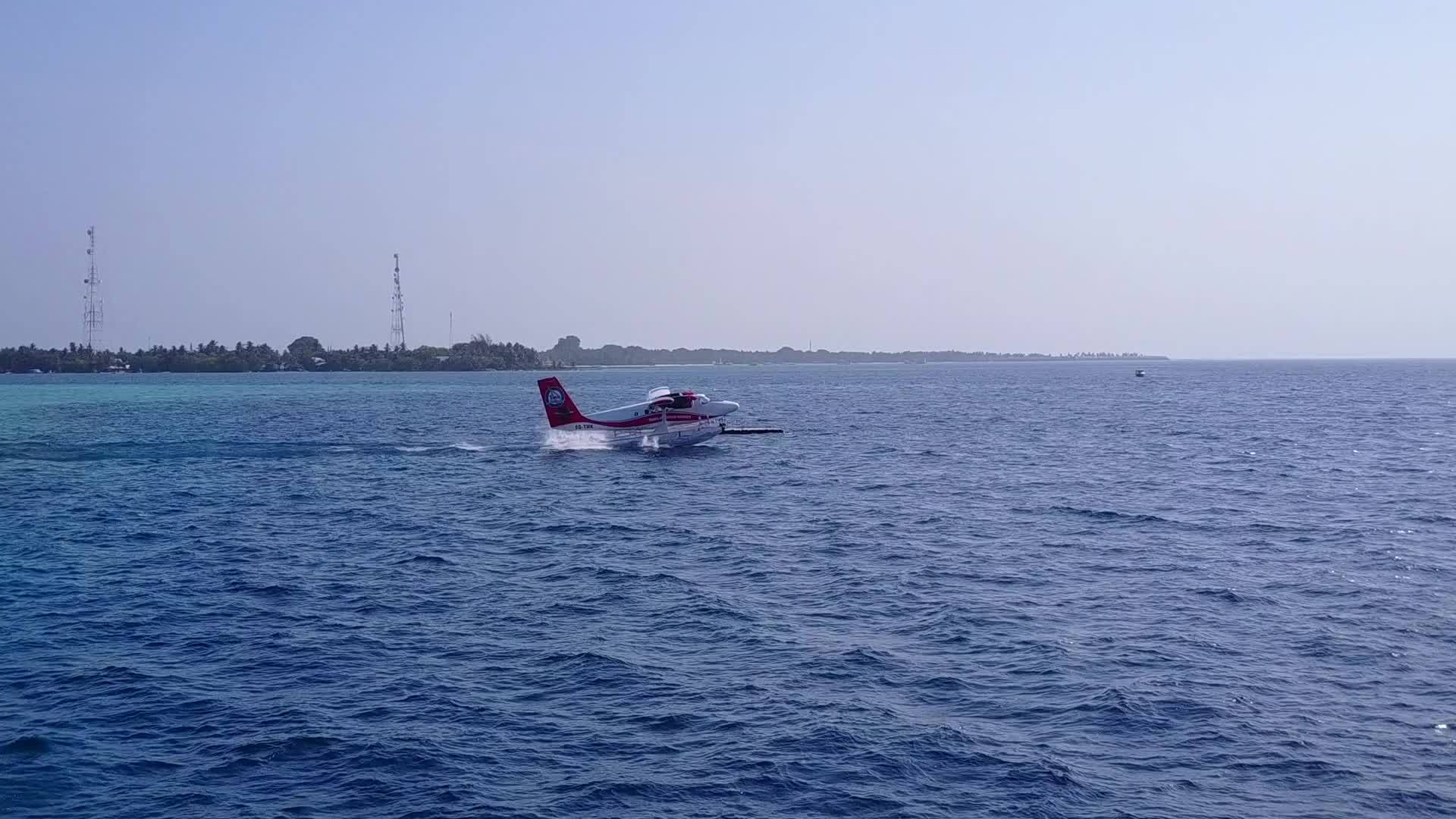 干净的沙质背景蓝色的水完美的海岸线和海滩之旅视频的预览图