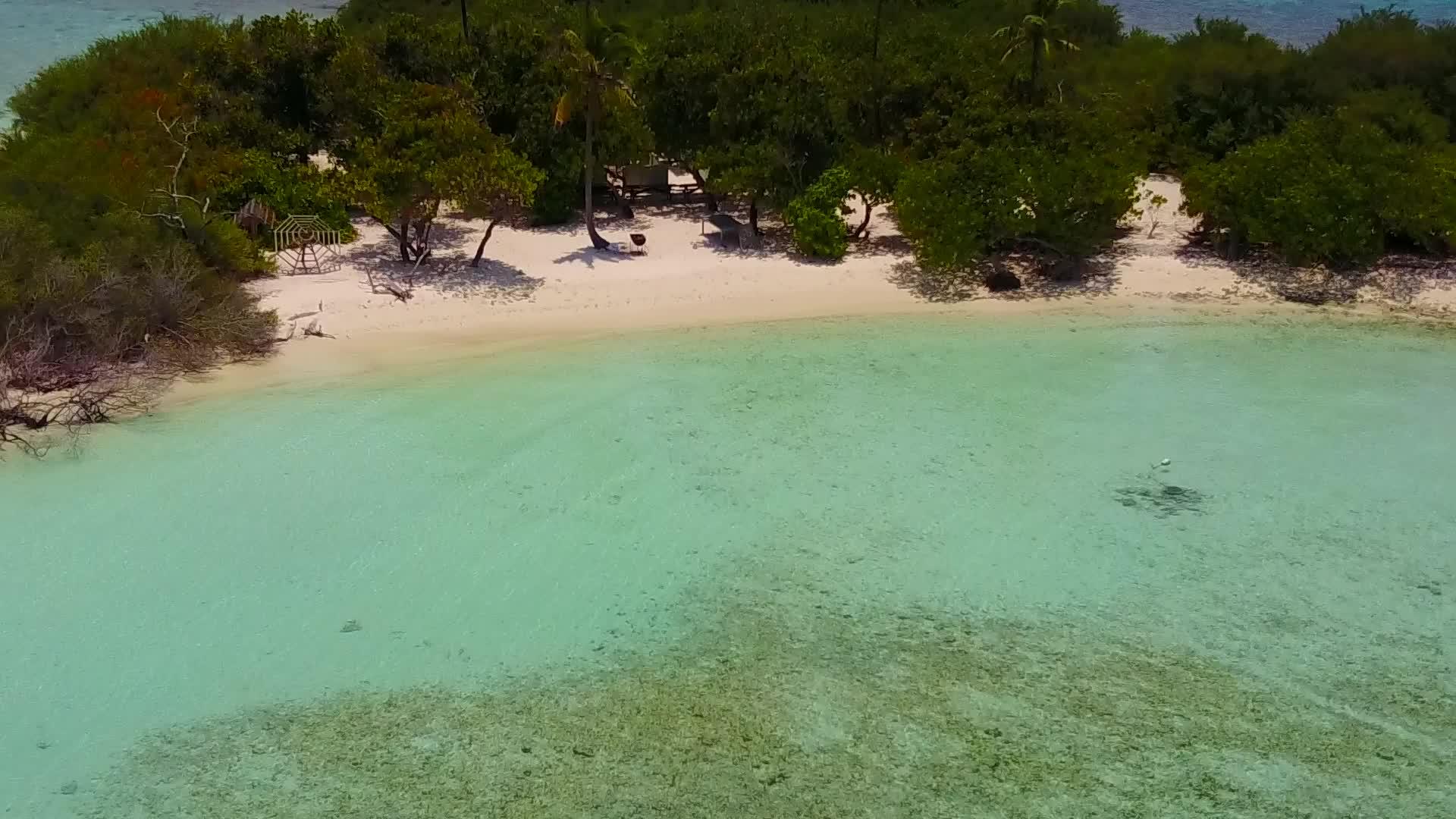 在蓝海和白色沙尘的背景下进行完美的旅海滩航程视频的预览图