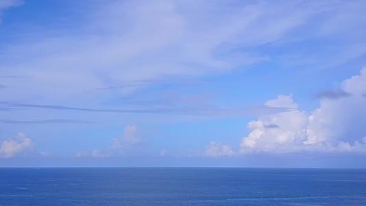 天堂湾海滩之旅以清海为背景以白色沙滩为目的无人驾驶视频的预览图