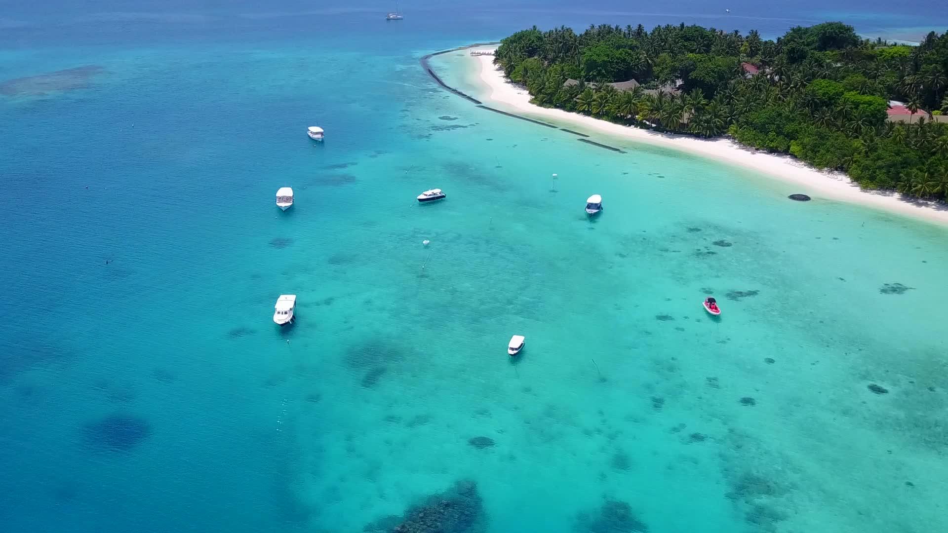 乘坐白沙背景的透明海洋旅行乘坐安静的度假胜地视频的预览图