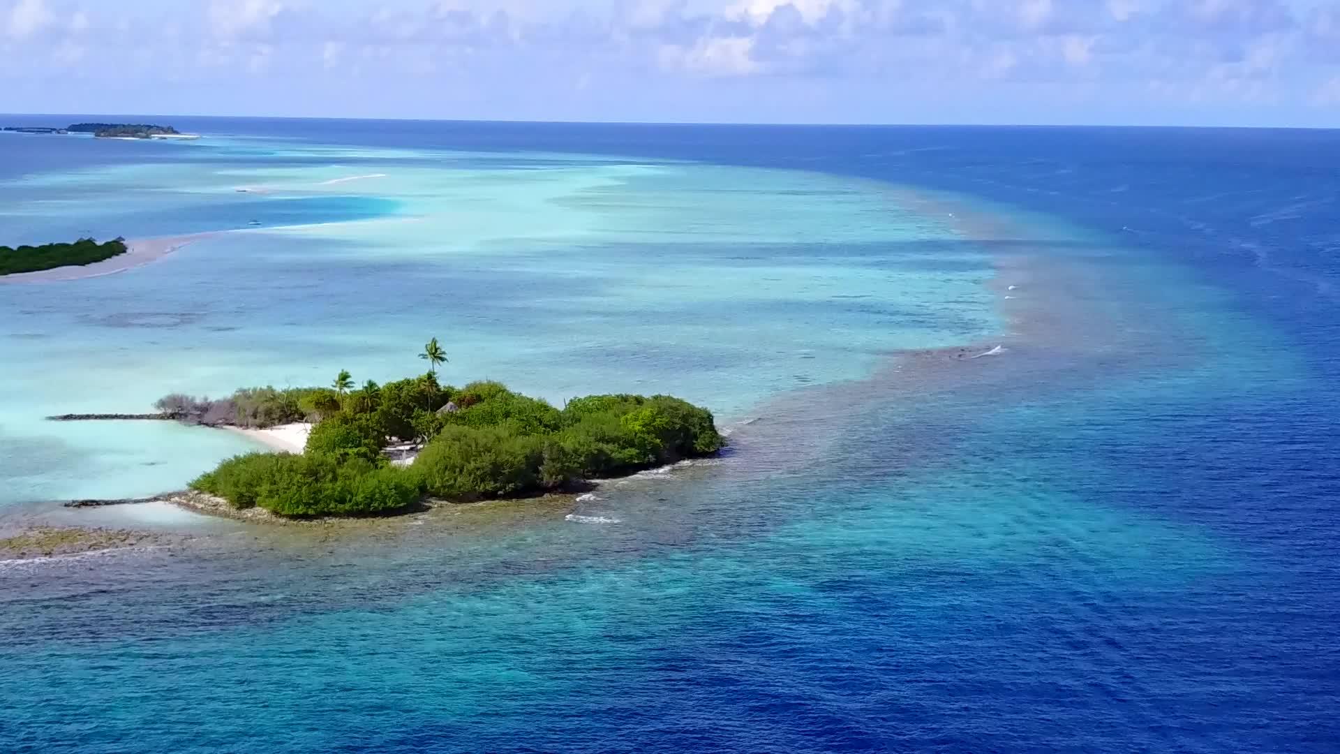 乘坐豪华的岛屿海滩蓝色的海洋和白色的沙视频的预览图