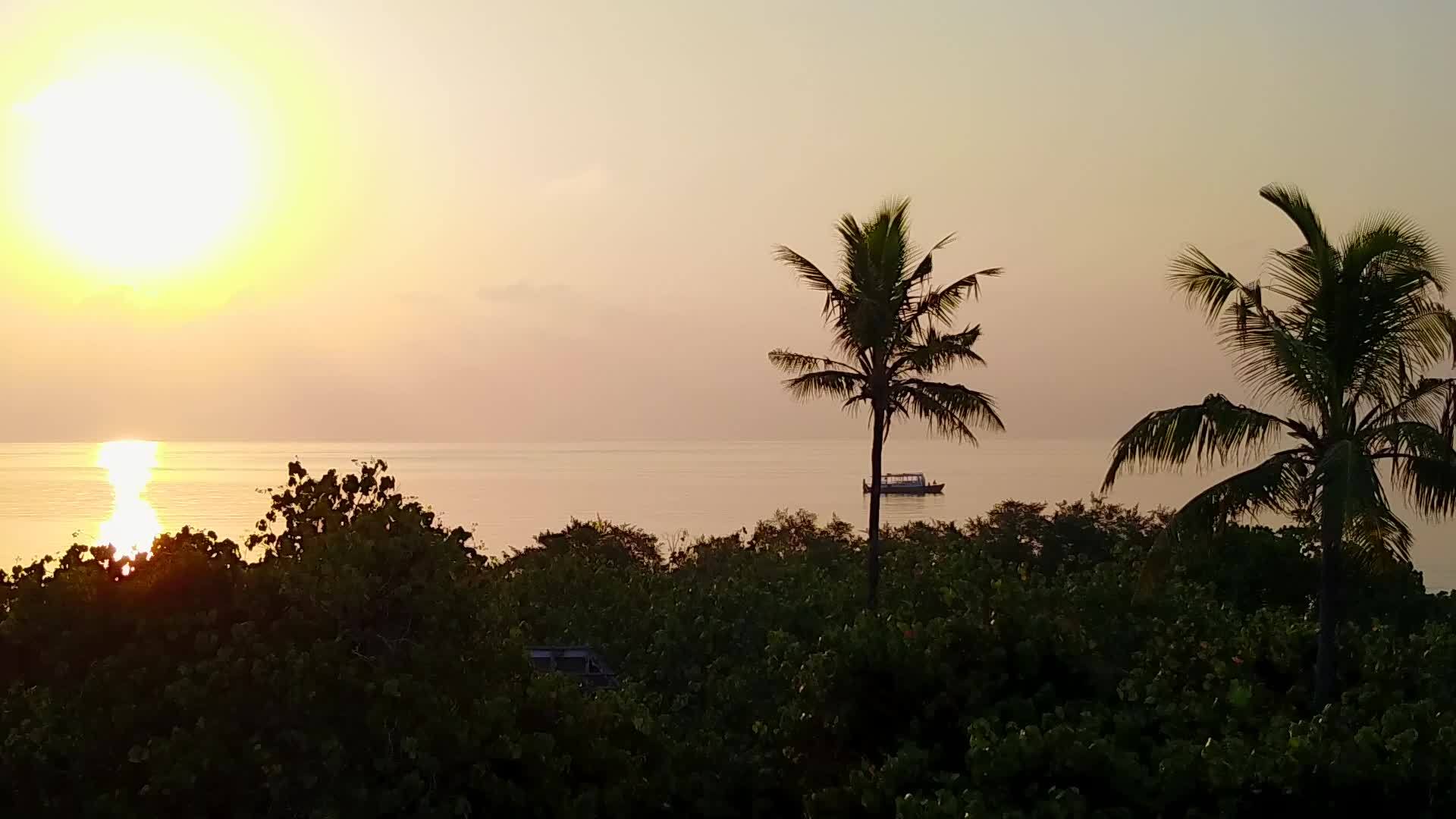 天堂度假胜地海滩旅游以白沙为背景的蓝色水礁湖视频的预览图