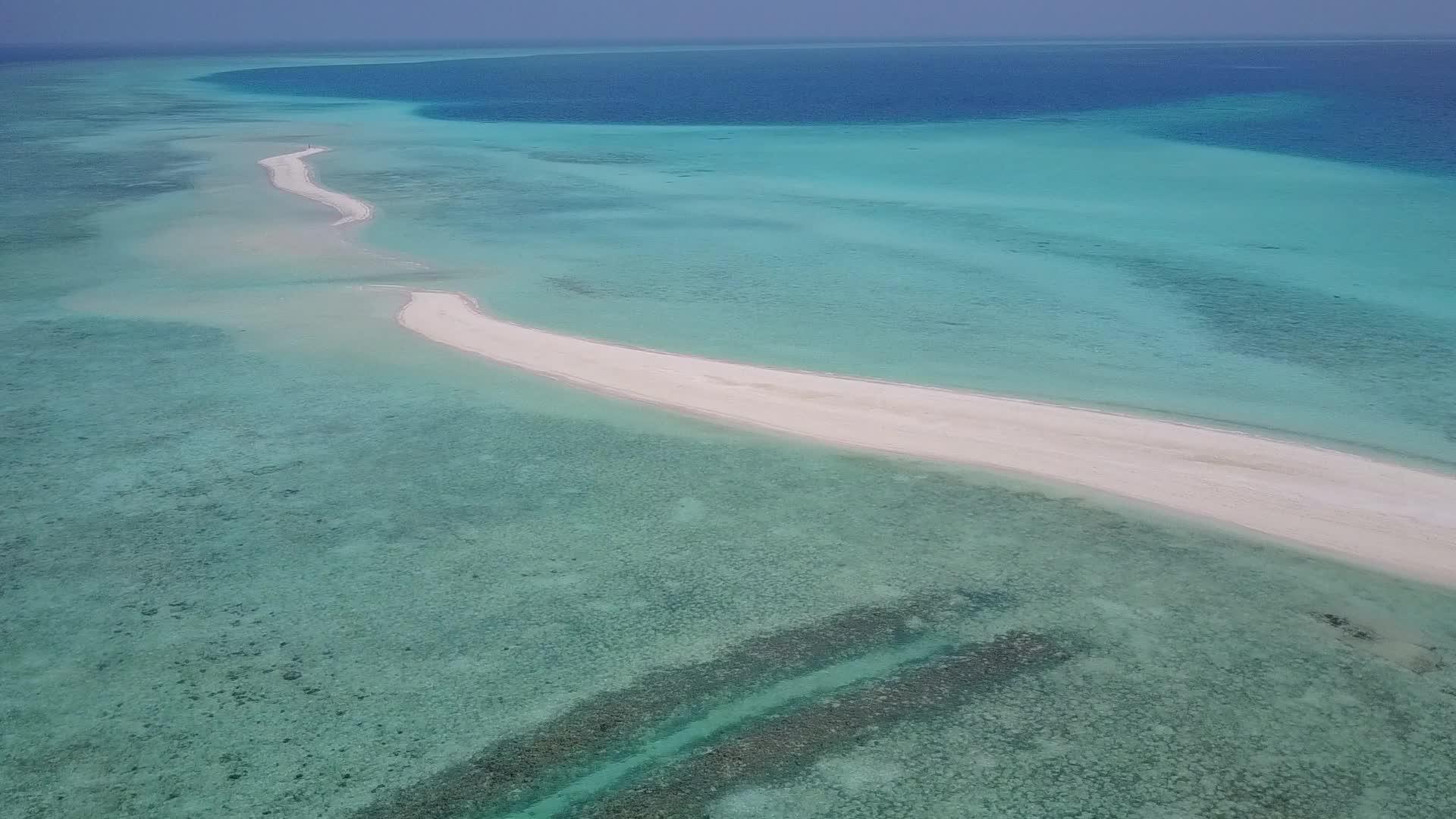 以白沙底蓝水为生的完美海岸海滩时间自然视频的预览图