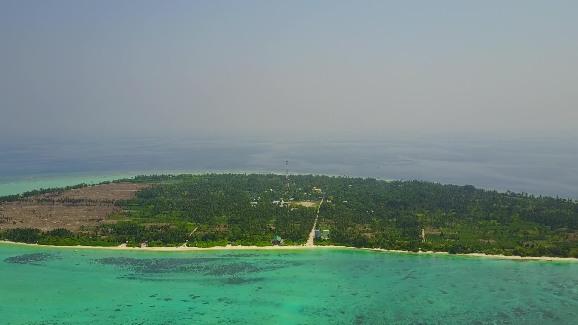 蓝色海浅沙背景的蓝色海洋游到完美度假胜地海滩的空中视频的预览图