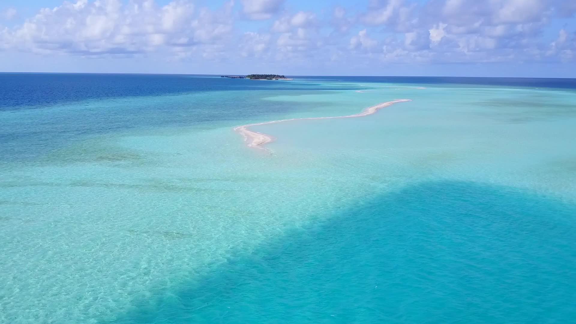 白沙的背景是透明的水是放松的无人机在海滩上航行视频的预览图