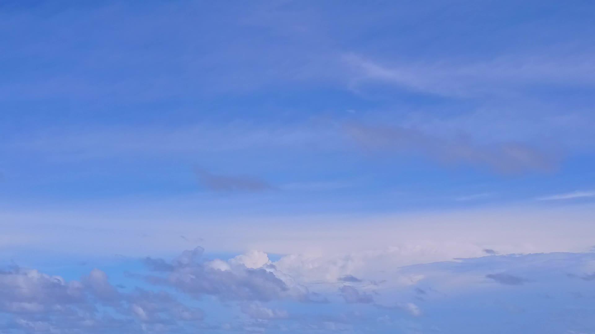 海底蓝海和清洁沙滩背景的热带岛屿海滩冒险视频的预览图