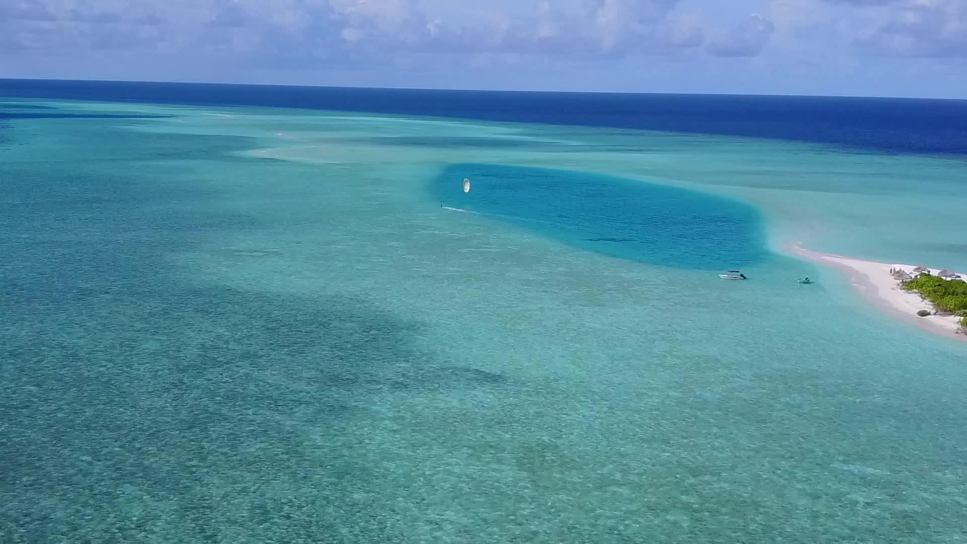 空中无人驾驶无人驾驶飞机在白沙底蓝海天堂湾海滩度假视频的预览图