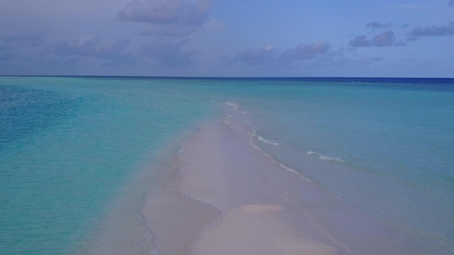 海洋旅行海滩旅行空中无人驾驶飞机飞行海洋和白色海滩视频的预览图