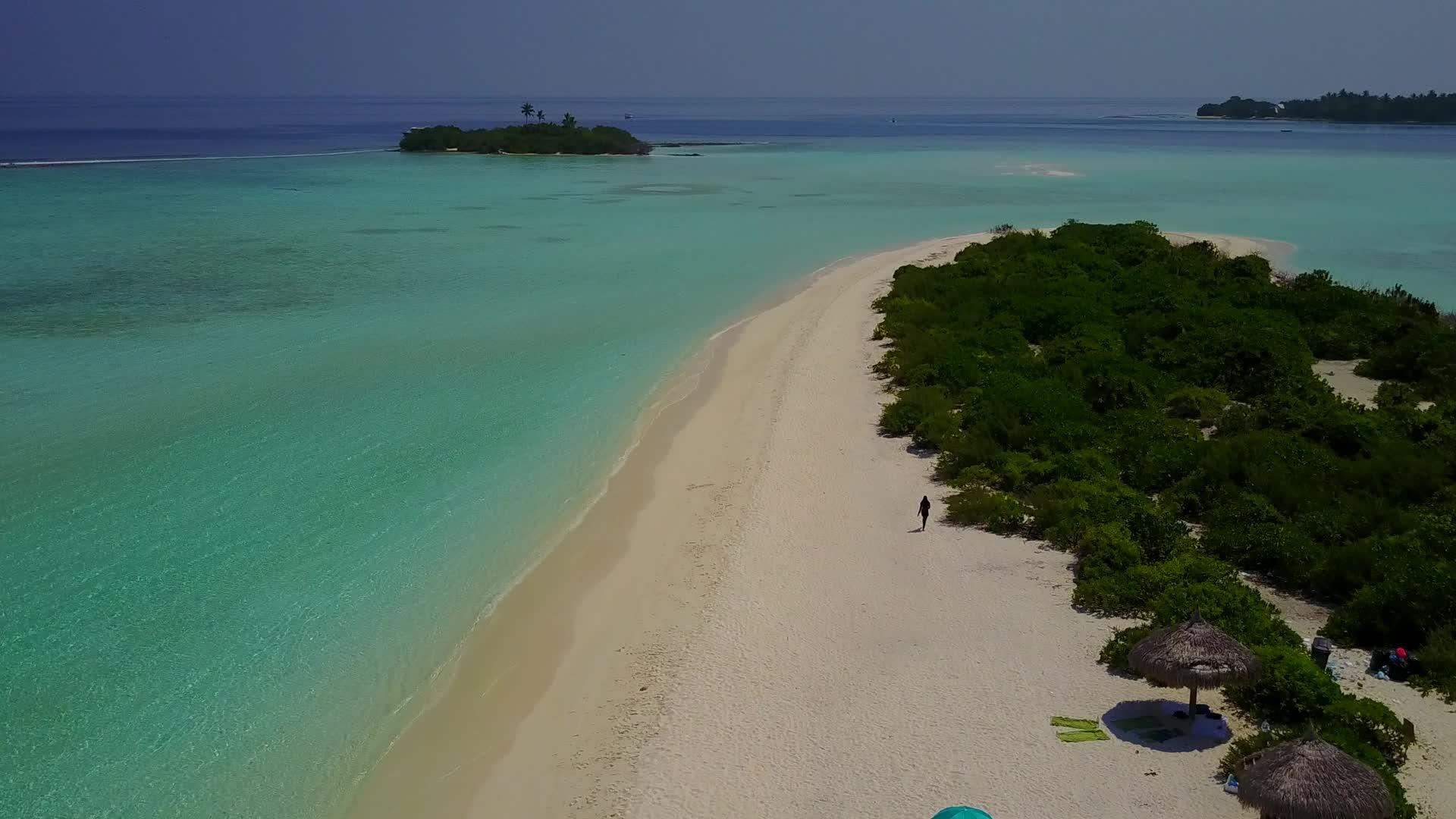放松海岸海滩由蓝色环礁湖和白色沙底背景的蓝色环礁组成视频的预览图