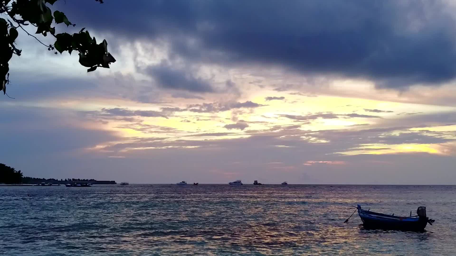 在浅水和白沙的背景下无人机在热带海景海滩上航行视频的预览图