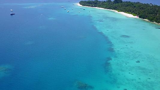 在浅海和白沙的背景下放松岛屿海滩冒险无人机空气纹理视频的预览图