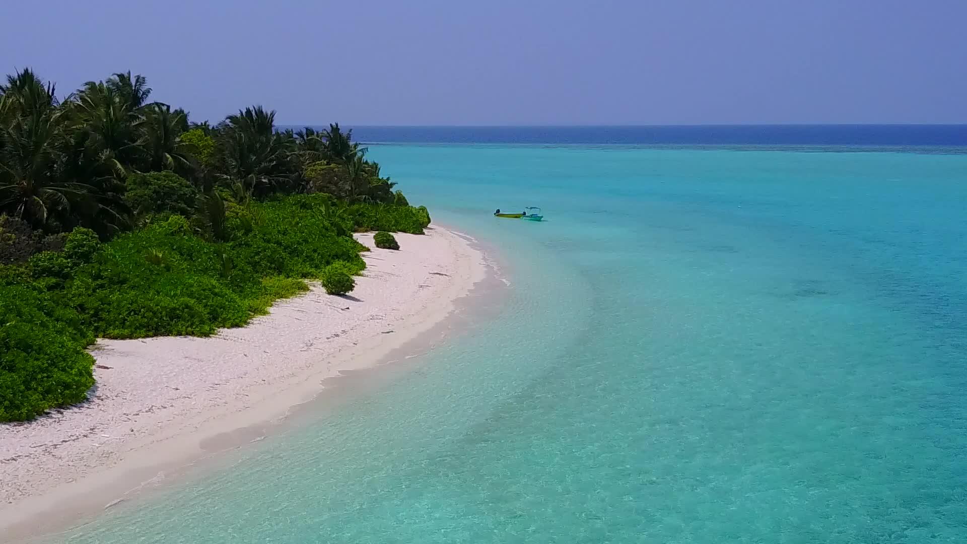 以蓝水和白沙本为背景的热带环礁湖海滩探险视频的预览图
