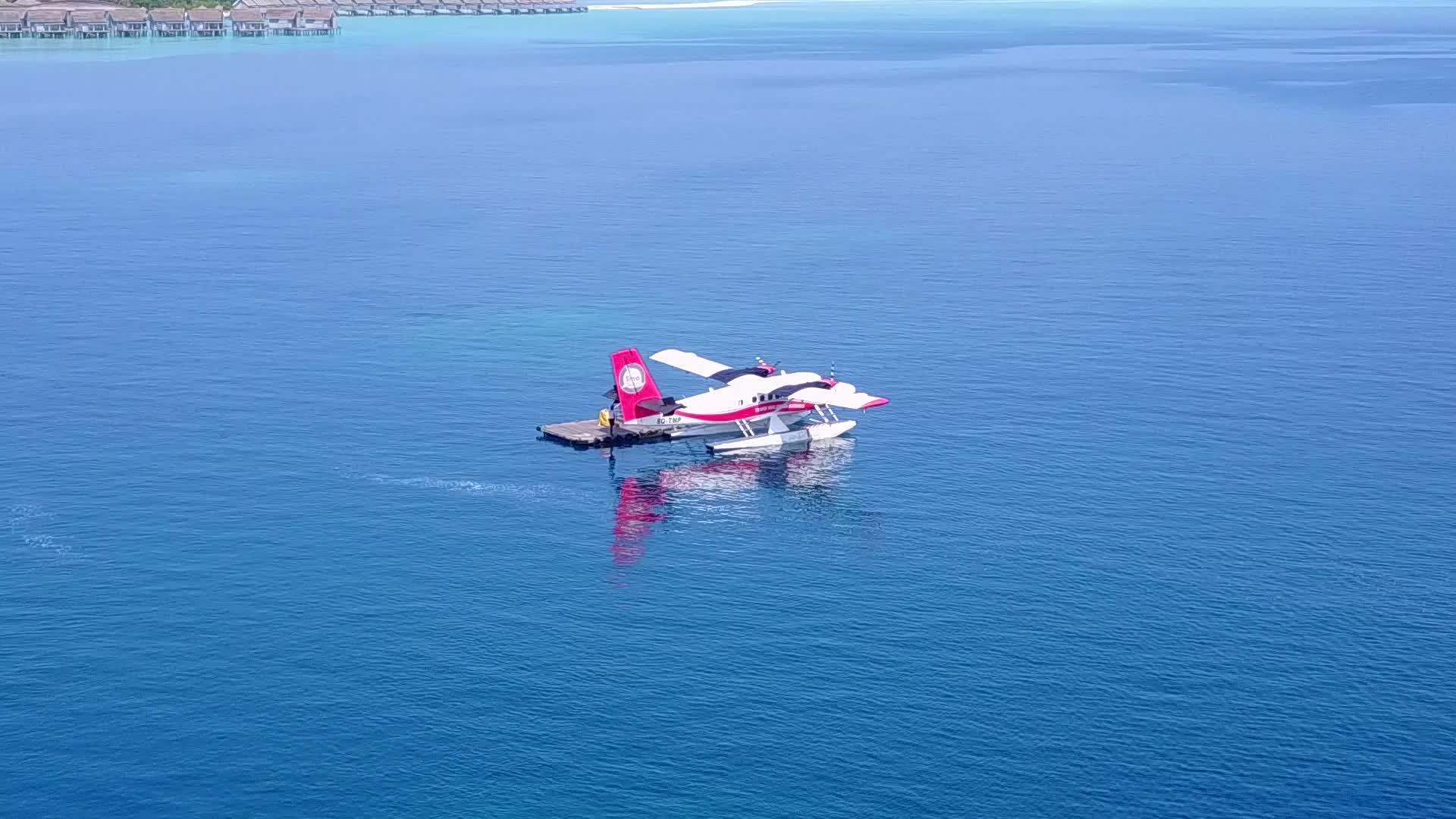 蓝蓝海和白沙为背景的蓝海用于外部海滩度假视频的预览图