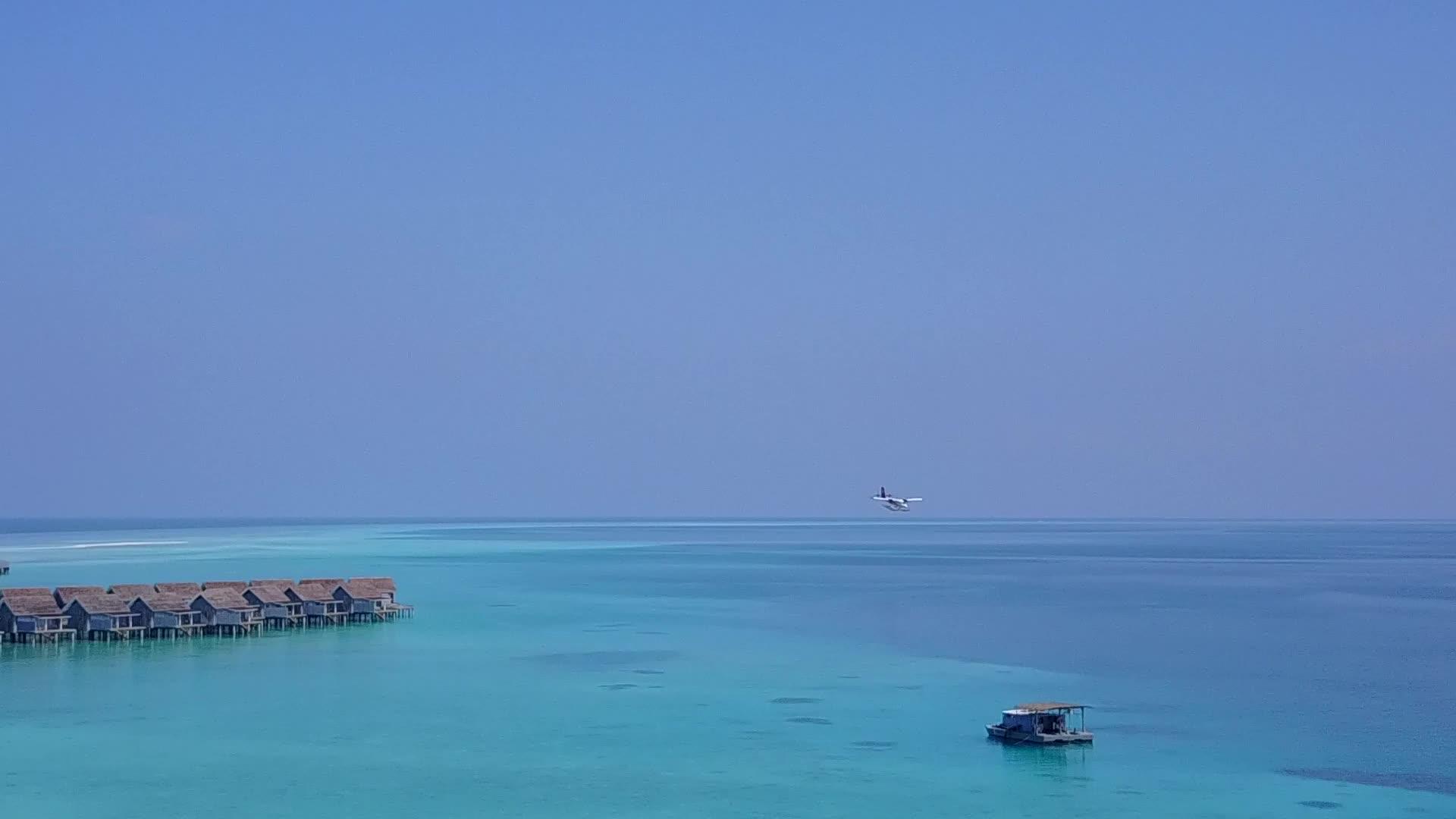 完美的度假胜地海滩旅游背景为蓝水和白色沙尘视频的预览图