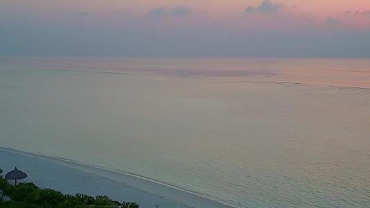 以清海和白色海滩为背景轻松度假度假村海滩航行的空中景象视频的预览图