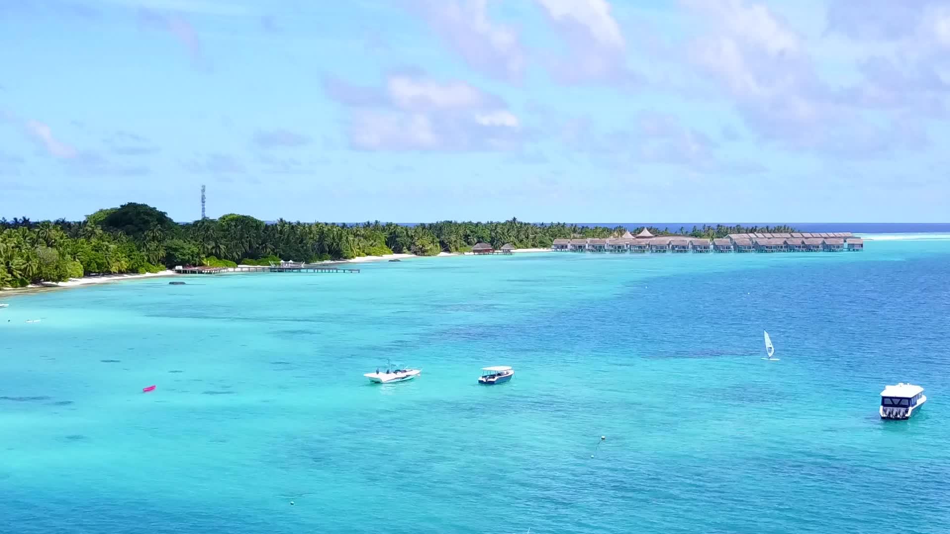 以水蓝色海洋和白色海滩为背景的完美海滩生活方式视频的预览图