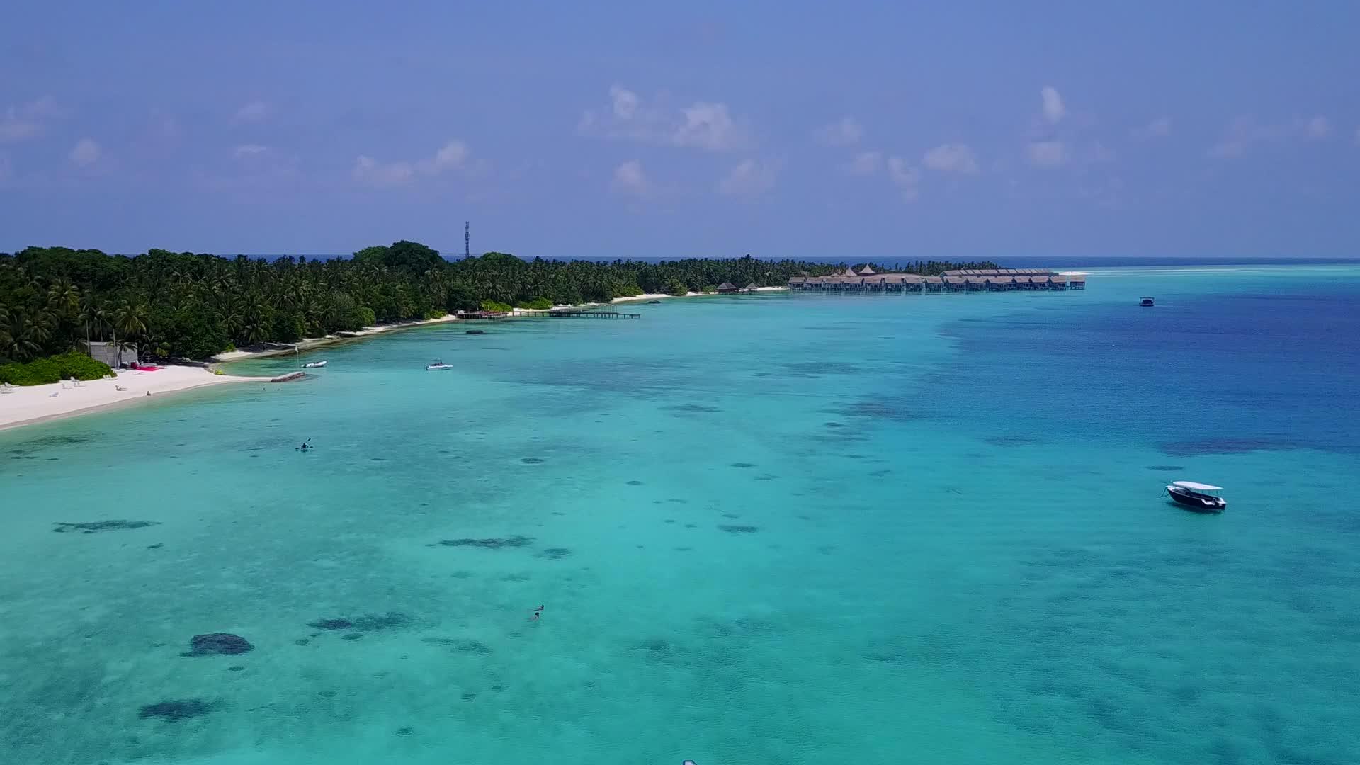豪华海洋观察海滩生活方式的空中无人驾驶飞机景观视频的预览图