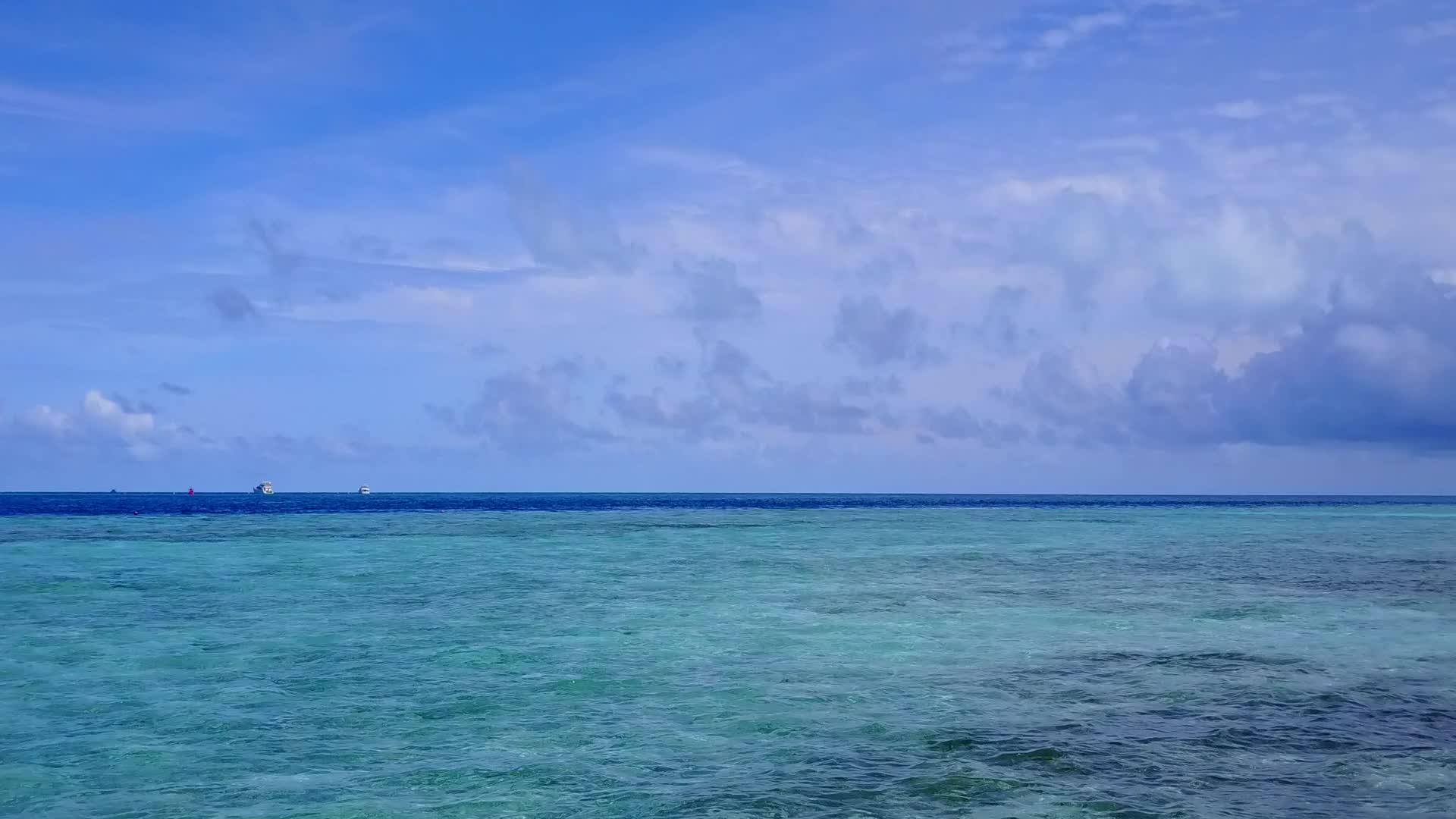 浅礁湖有豪华度假胜地海滩旅游的景象视频的预览图