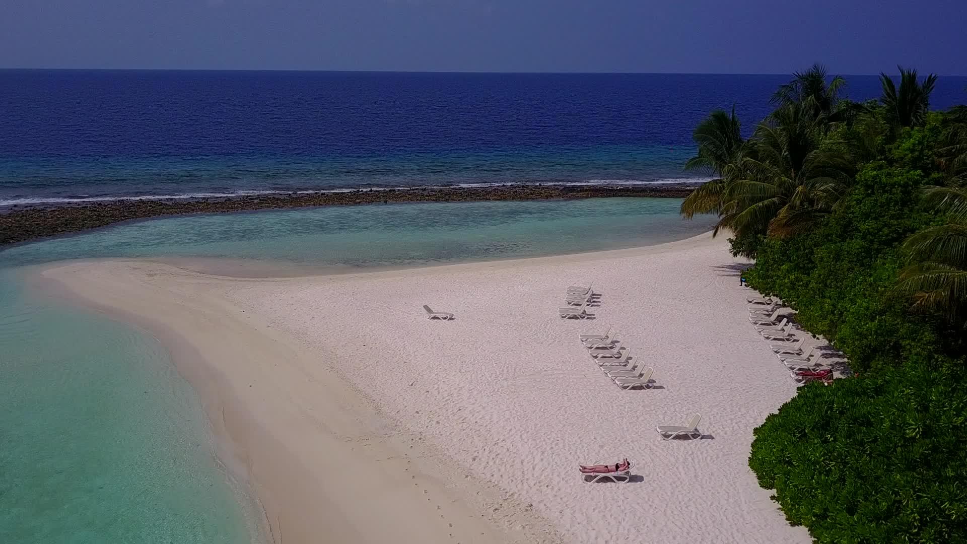 蓝色海洋和白色沙尘背景美丽的环礁湖海滩旅行空中无人驾驶视频的预览图