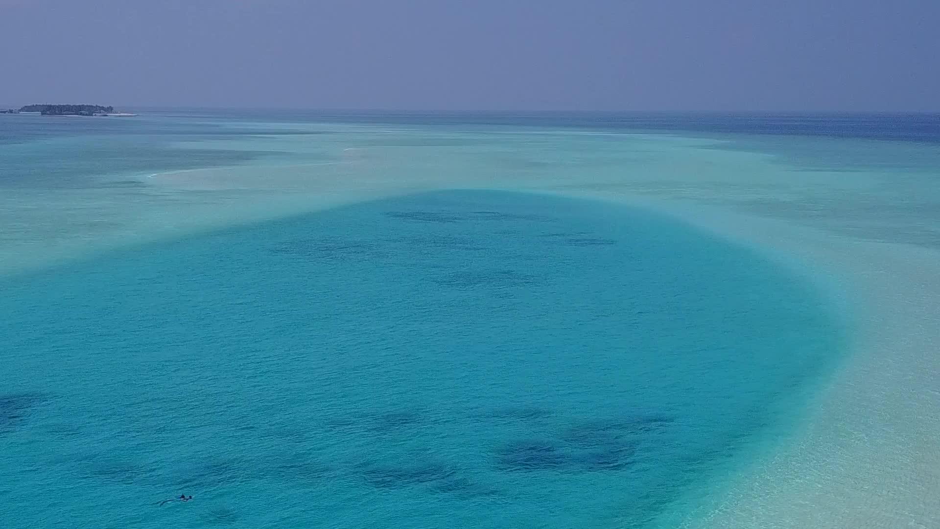 美丽的环礁湖海滩生活方式蓝绿色海洋和白色沙滩背景视频的预览图
