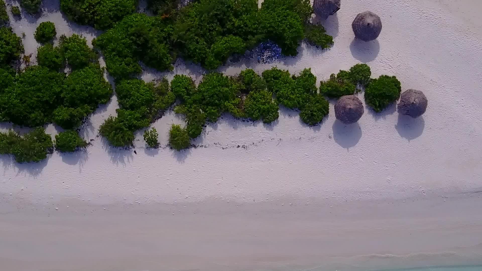 蓝色的海洋和清洁的沙滩背景放松的岛屿海滩假日无人驾驶视频的预览图
