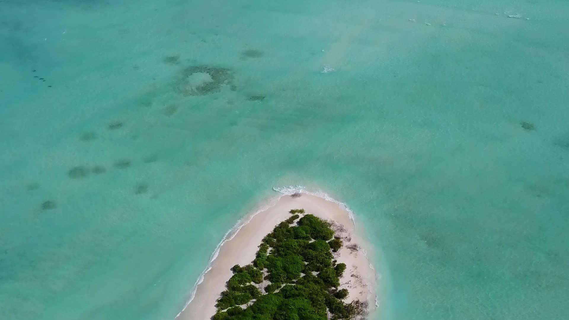 完美的飞行以蓝色海洋和明沙的背景打破了旅游海滩视频的预览图