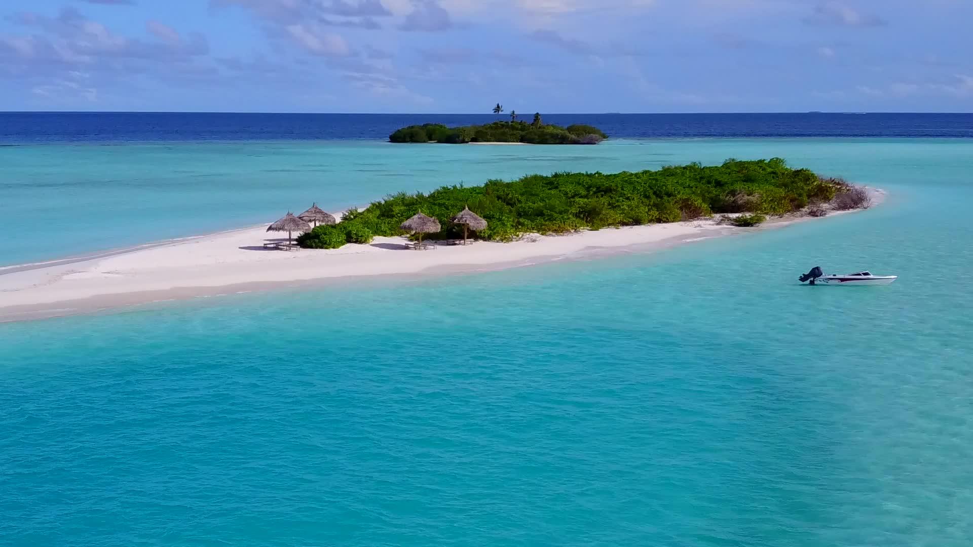 海滩冒险美丽的空中风景浅海有干净的沙底视频的预览图