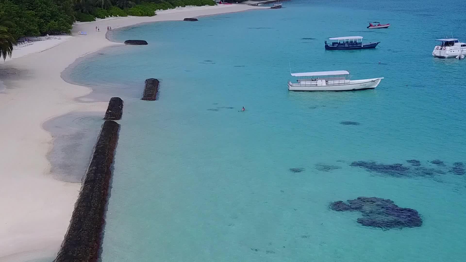 热带海岸海滩旅游以蓝色绿色水和白色沙滩为背景视频的预览图