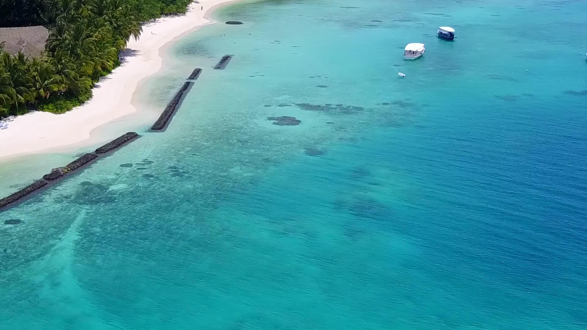 蓝色的水和白色的海滩背景美丽的海湾海滩时间空抽象摘要视频的预览图