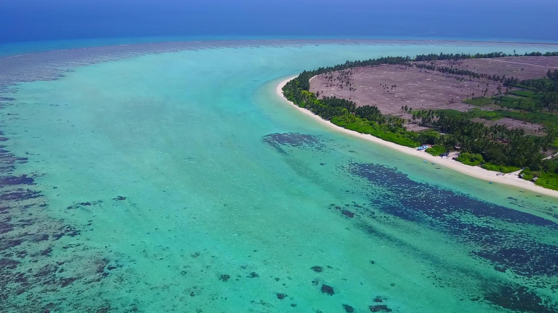 以蓝水和白沙为背景的海滨之旅漂浮在空中视频的预览图