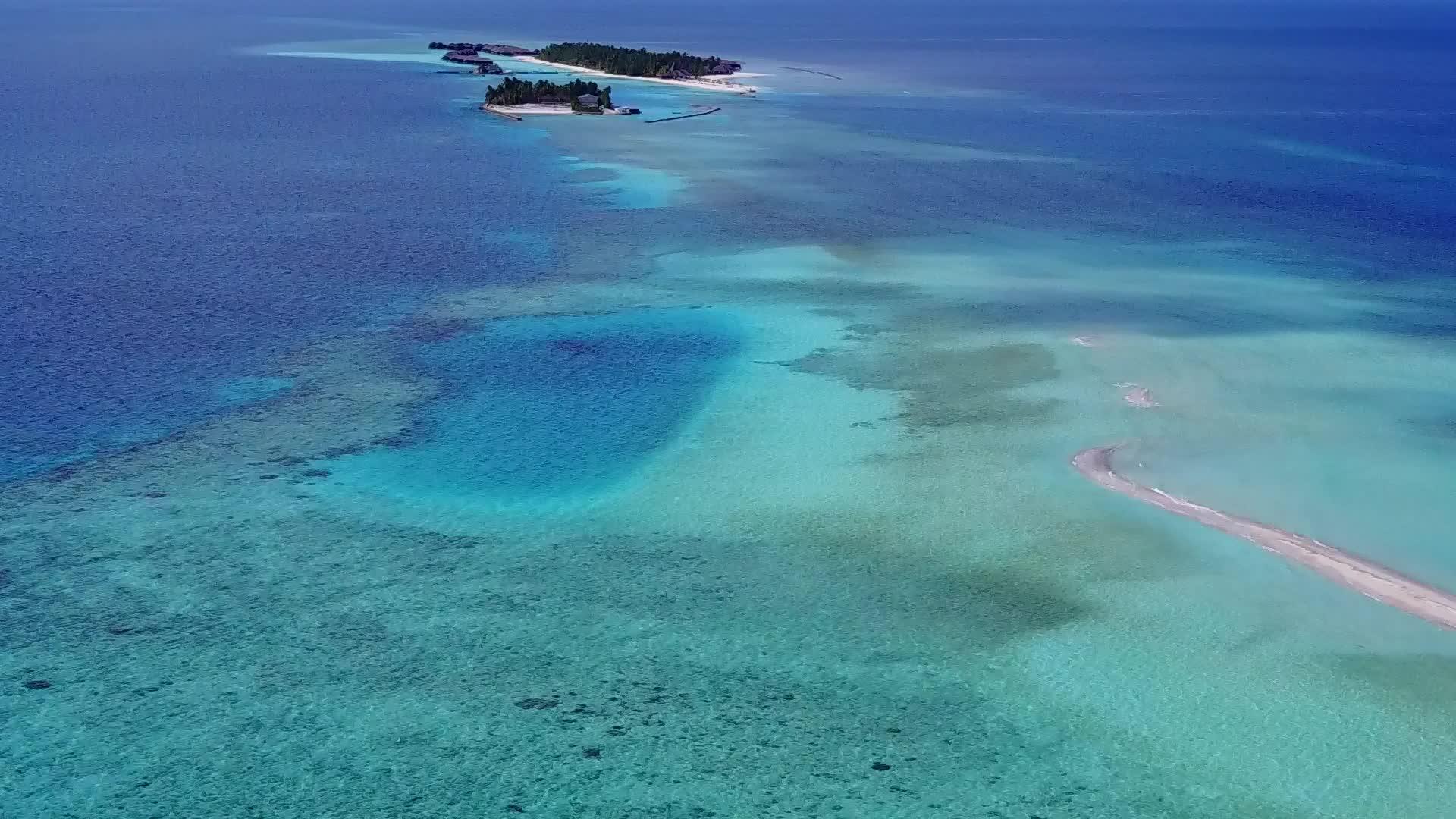 白沙背景透明海洋完美海岸海滩空中无人机视频的预览图