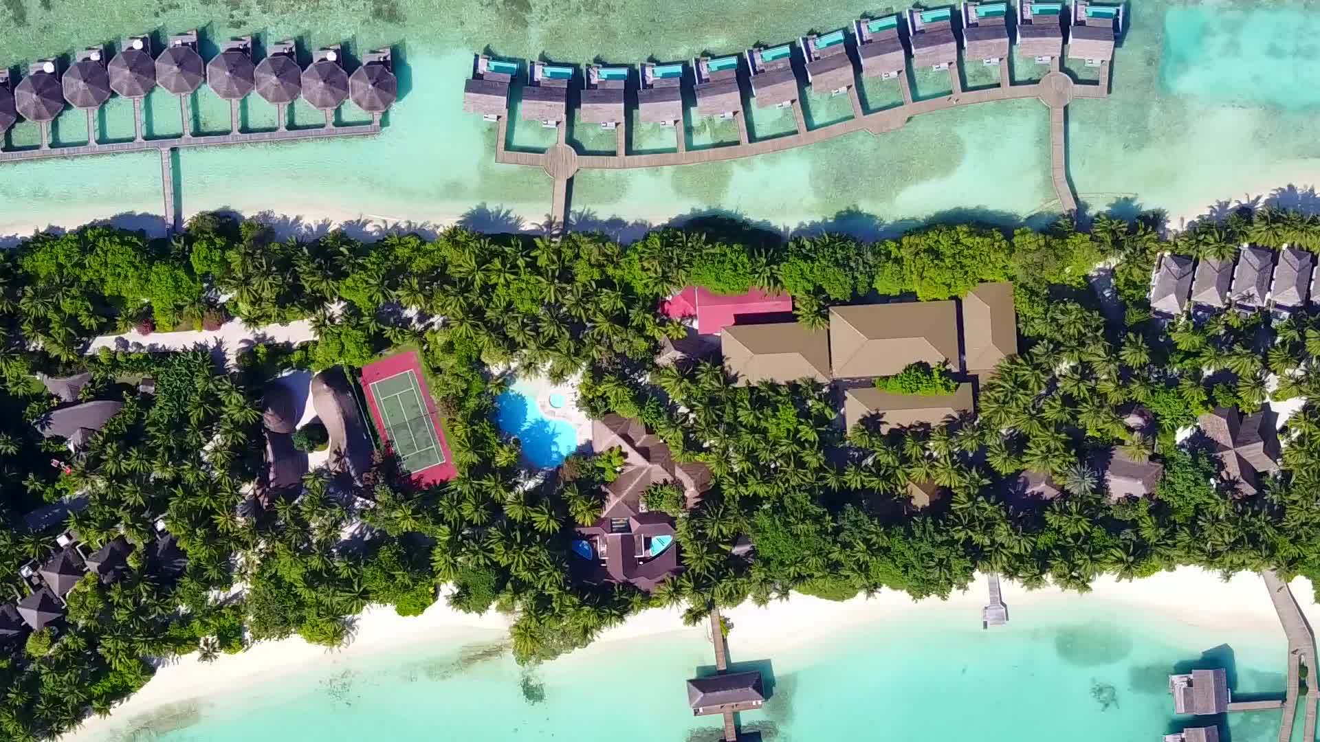 美丽的环礁湖海滩风景空中无人驾驶飞机景观由白沙底部组成视频的预览图