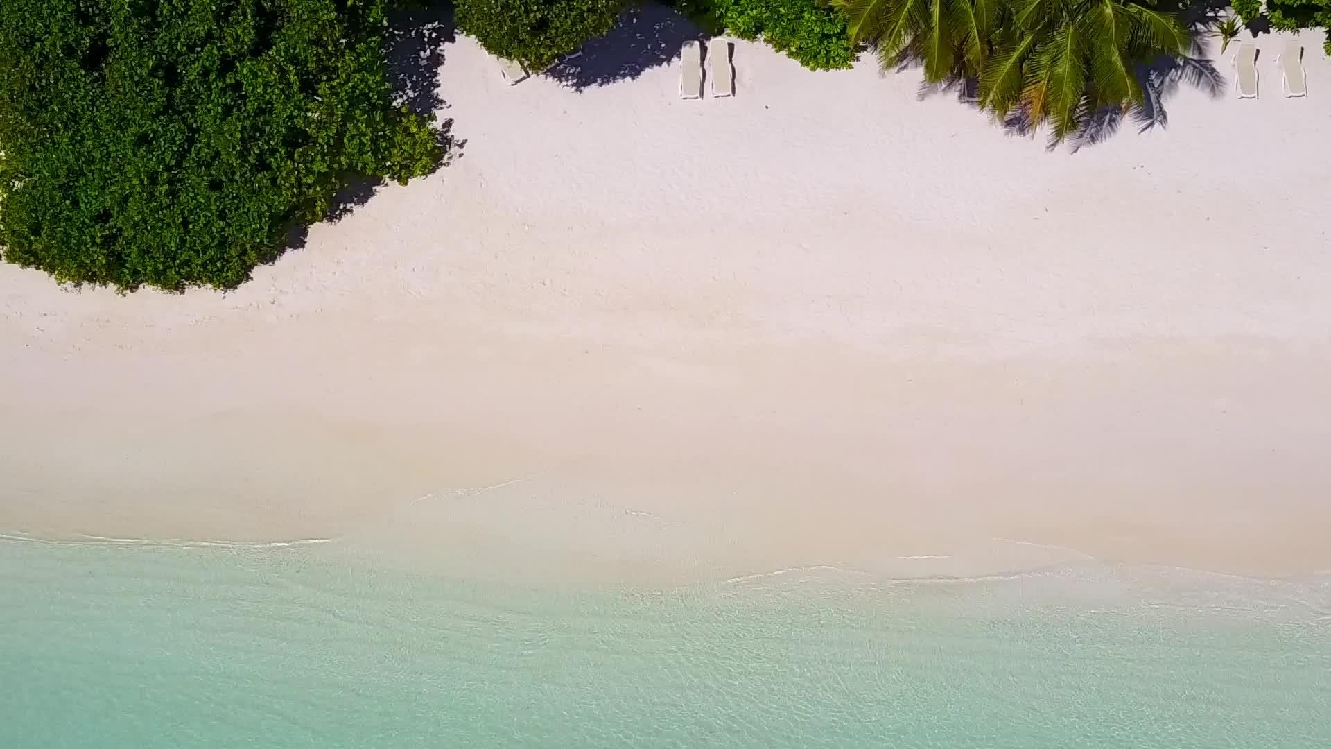 白沙背景蓝海完美海岸线海滩之旅视频的预览图