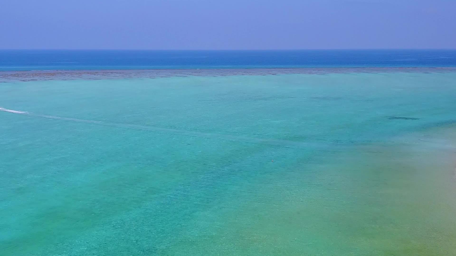 在海洋泻湖海滩航行的无人机空中景观由明亮的沙质背景组成视频的预览图