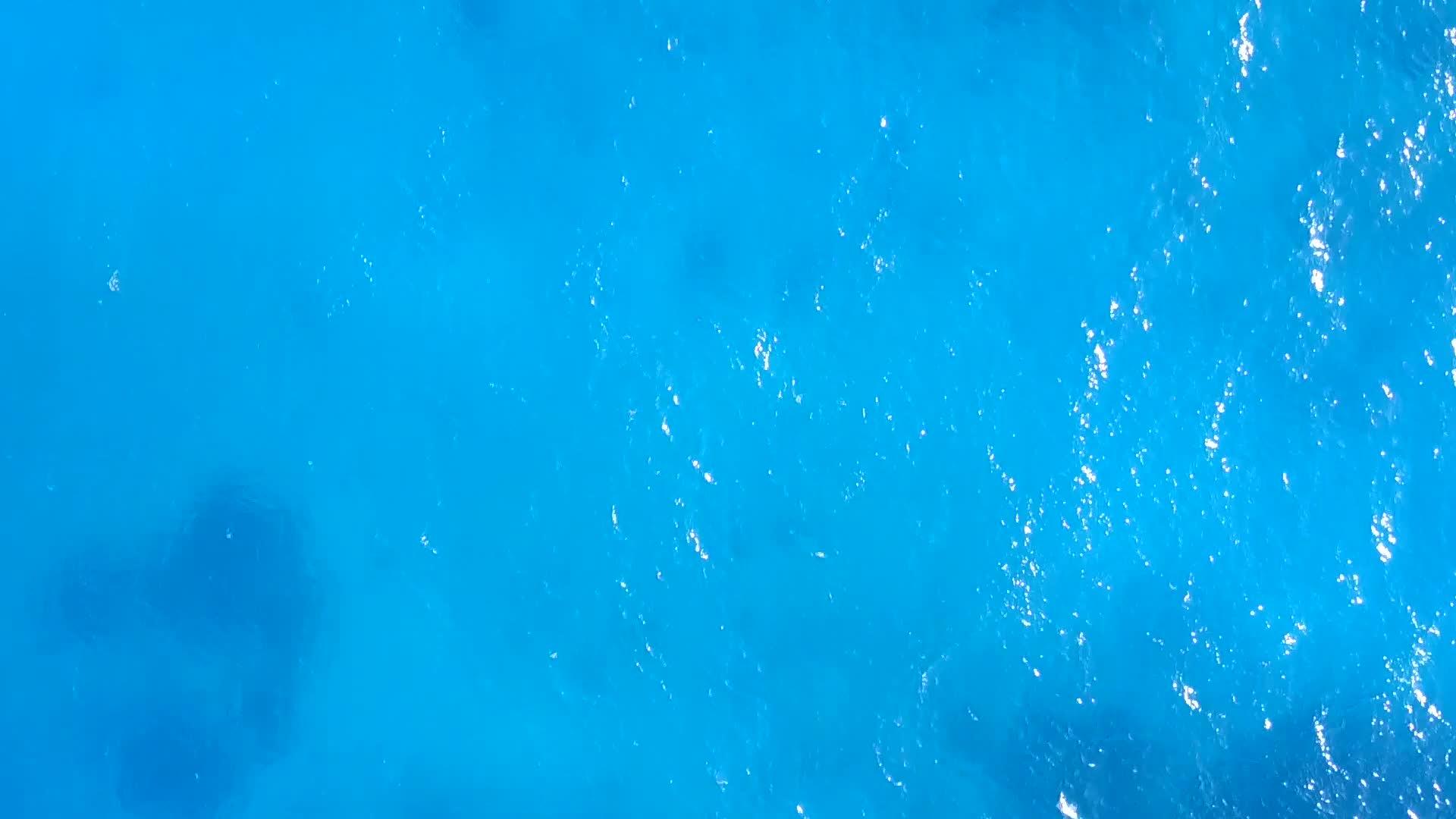 无人驾驶礁湖和白色沙尘为背景缓冲旅游海滩视频的预览图