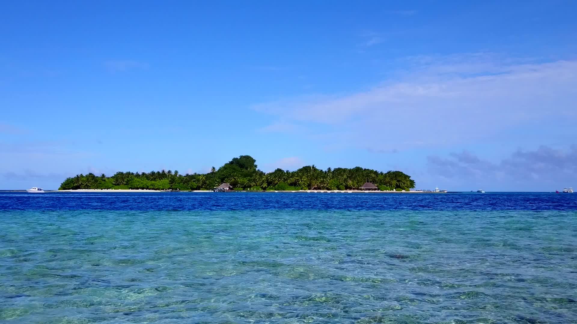 泻湖海滩度假的异国情调无人机海景和白色海滩背景视频的预览图