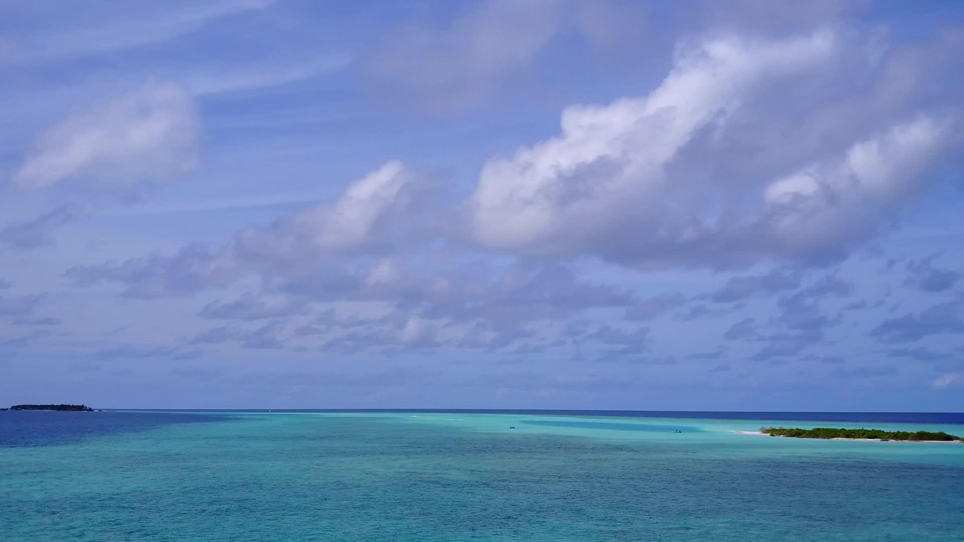 在蓝海和白色沙底的背景下放松海岸海滩度假的空抽象内容视频的预览图