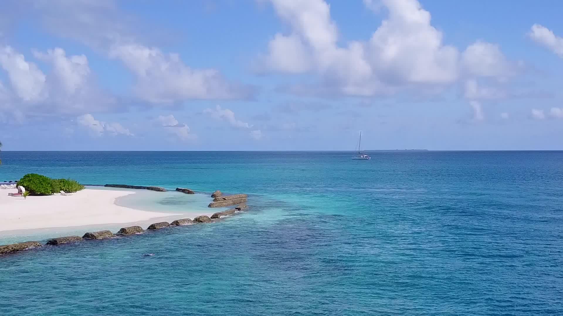通过透明的白色海滩背景海洋到豪华岛屿海滩生活方式视频的预览图