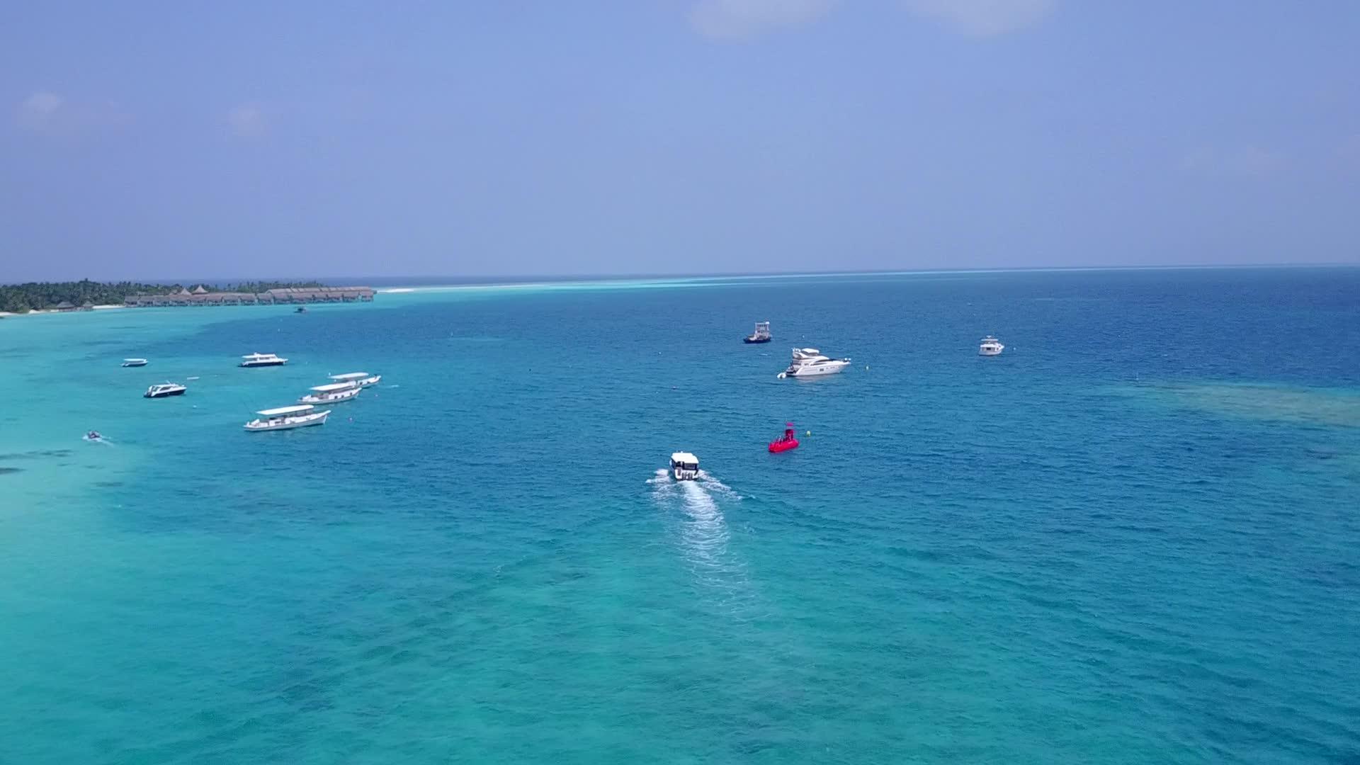 海洋度假村海滩以绿色海洋和白沙为背景具有自然飞行性质视频的预览图