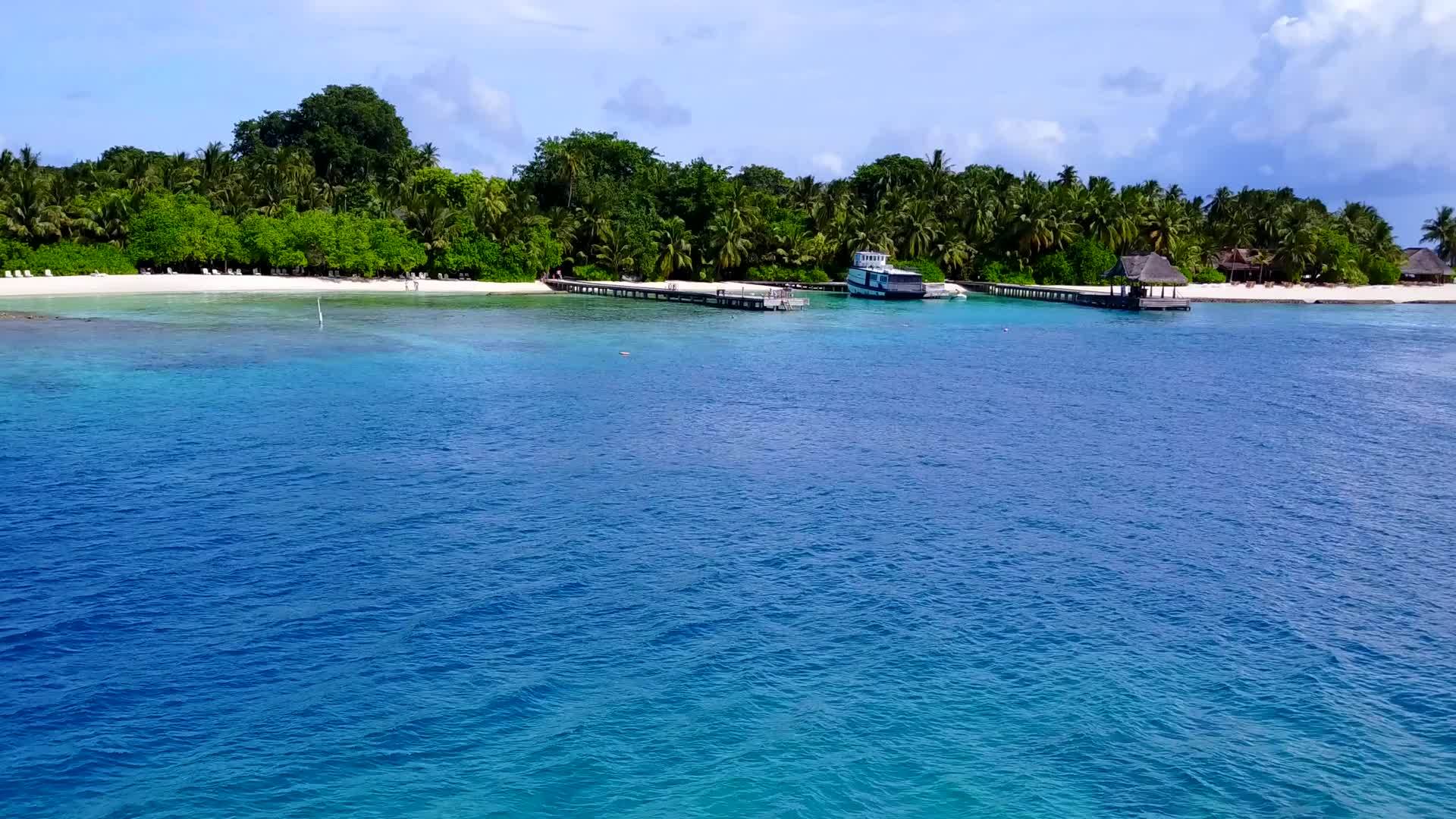 豪华海湾海滩时间以蓝海和清洁沙地为背景视频的预览图