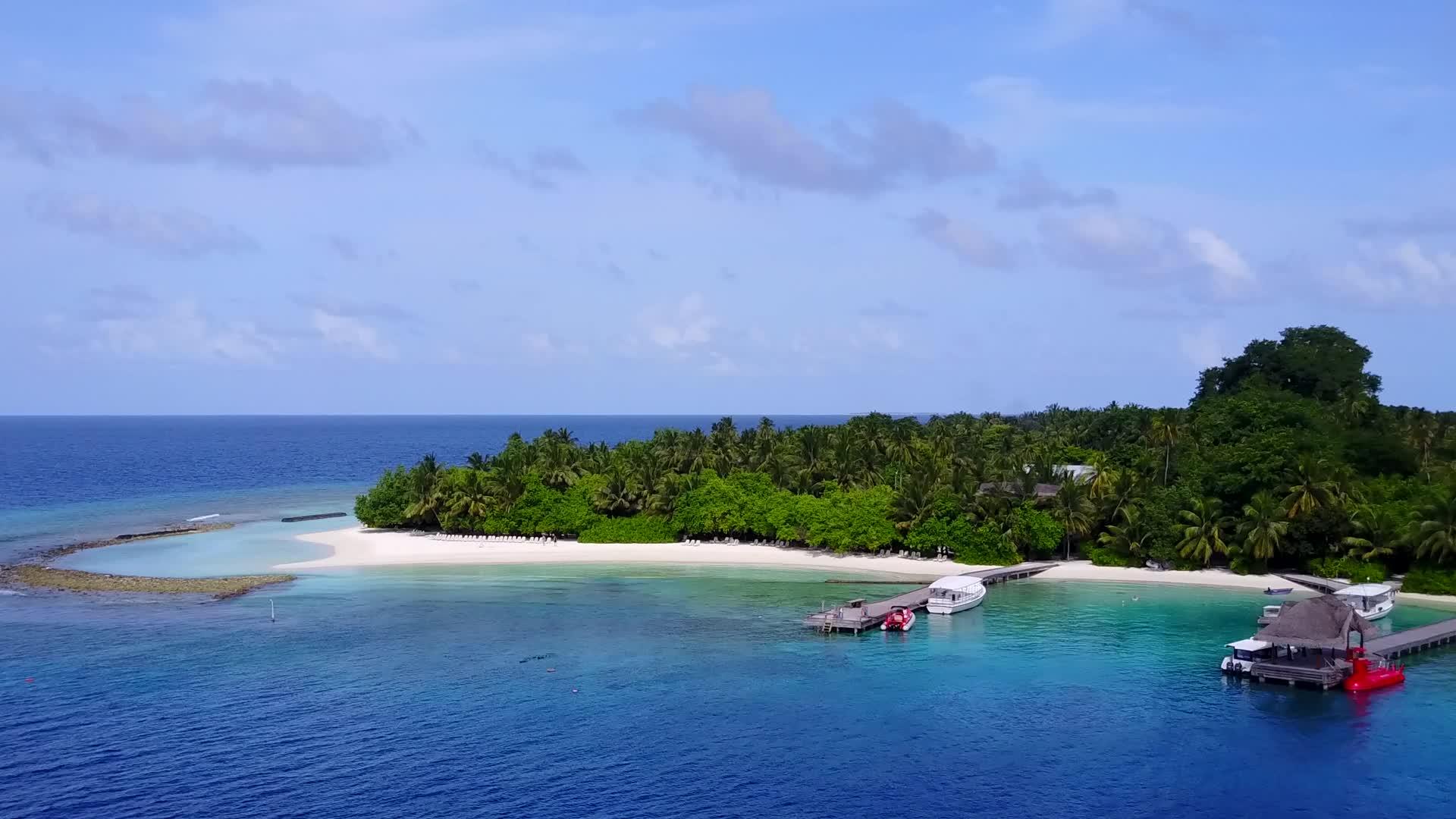 以清海为背景的白色沙滩在宁静的海滩上旅行视频的预览图