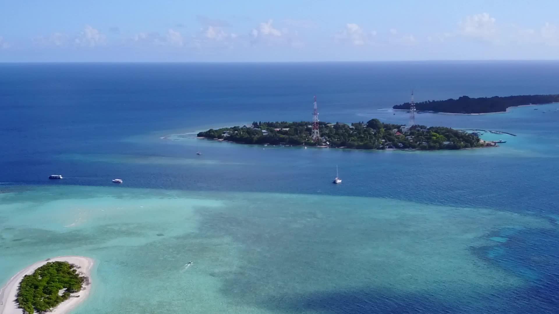 以浅沙背景的清大洋为起点沿海海岸沿海滩航行视频的预览图